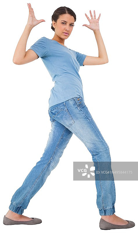 恼怒的年轻漂亮黑发女子在做手势图片素材