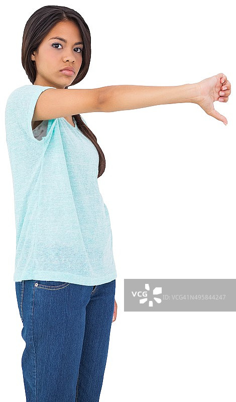 失望的黑发女子竖起大拇指向下图片素材