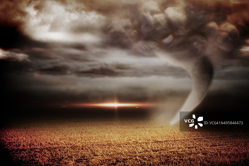 田野上空出现龙卷风的暴风雨天气图片素材