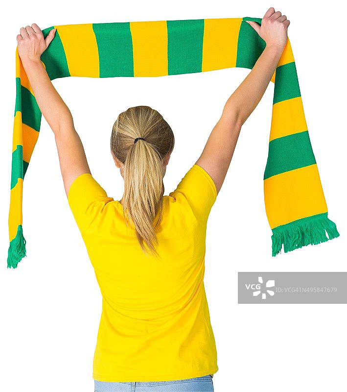快乐的巴西足球迷穿着巴西队T恤图片素材