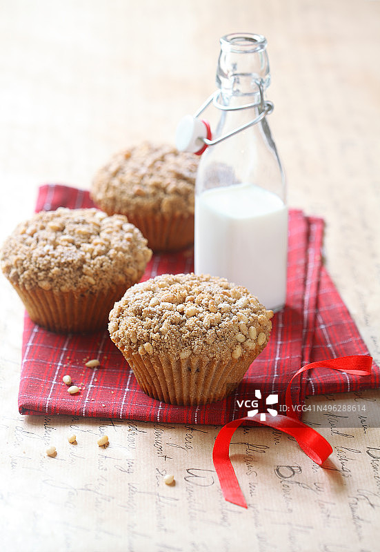 松子樱桃大号麦芬蛋糕图片素材
