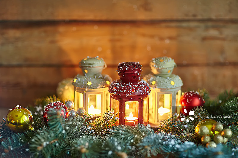 雪地中的圣诞灯笼和装饰球图片素材