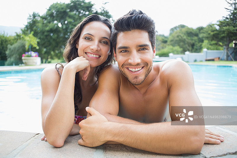 在泳池边的幸福夫妇图片素材