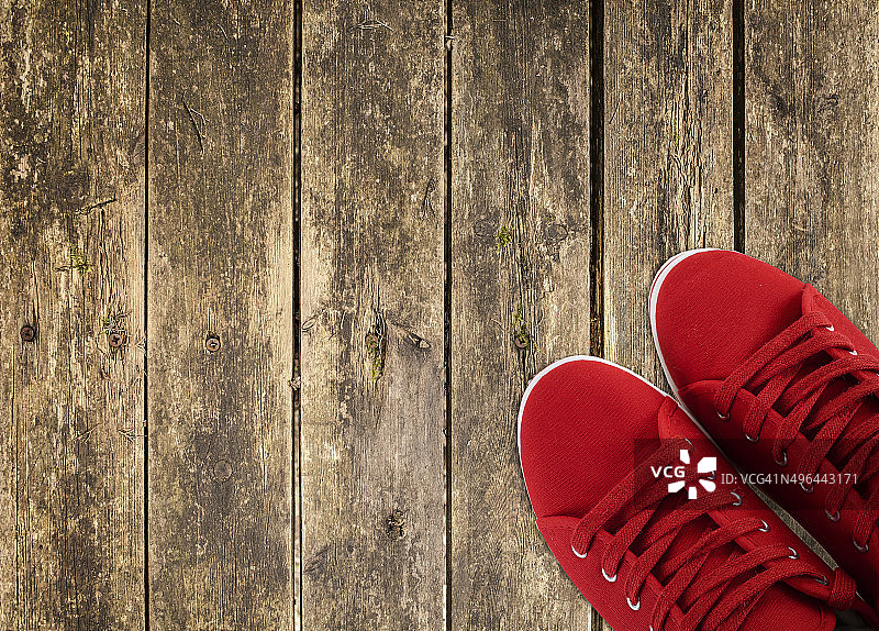 木甲板上的红色运动鞋图片素材