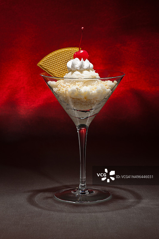 马提尼杯中的香草冰淇淋图片素材