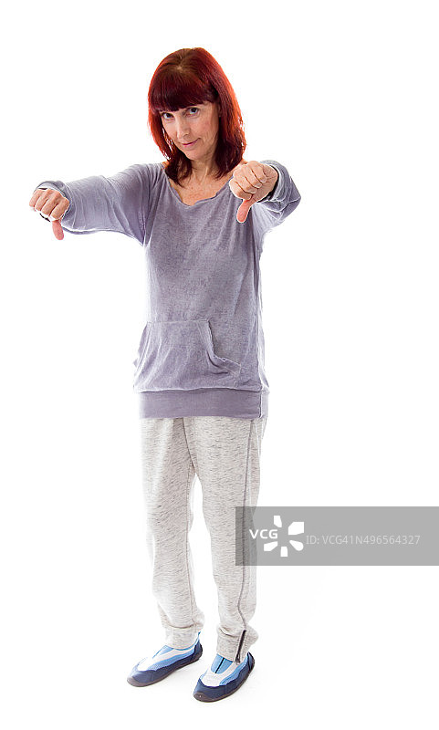 中年妇女双手做出拇指向下的手势图片素材