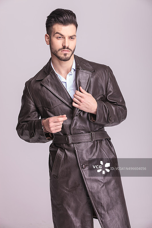 整理领子的年轻商人图片素材