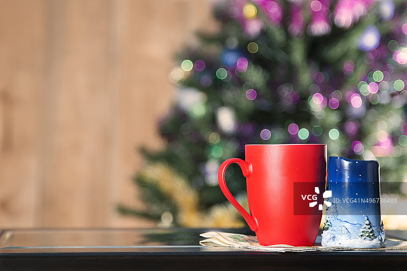 圣诞节的杯子和蜡烛特写图片素材