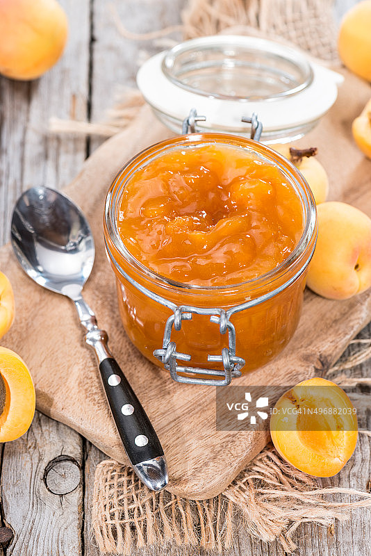 一份新鲜制作的杏子酱图片素材