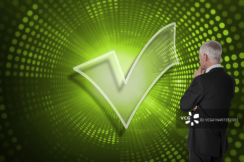 商务人士查看的勾选符号合成图像图片素材