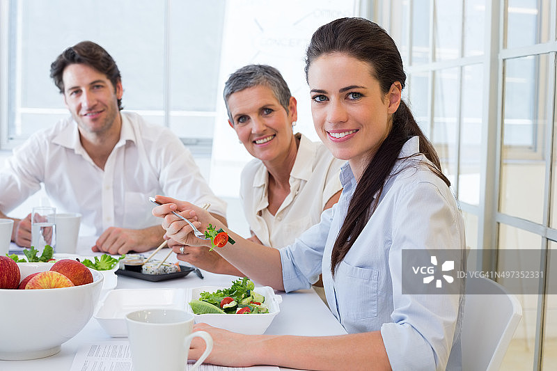 工人们在吃午饭时对着镜头微笑图片素材