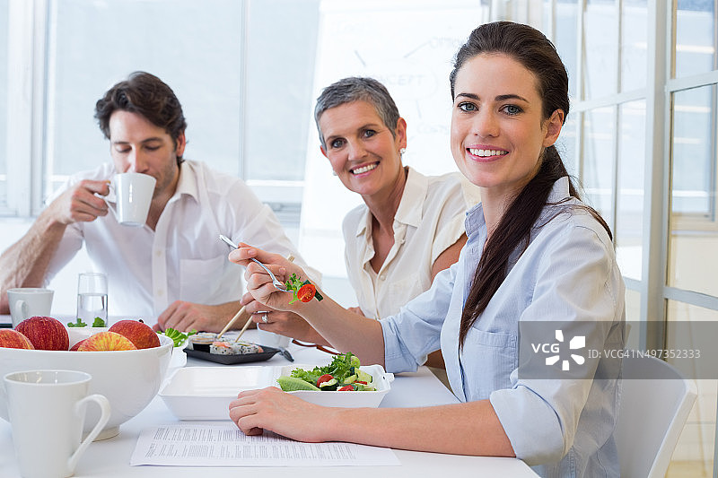 工人们在午休时喝咖啡图片素材