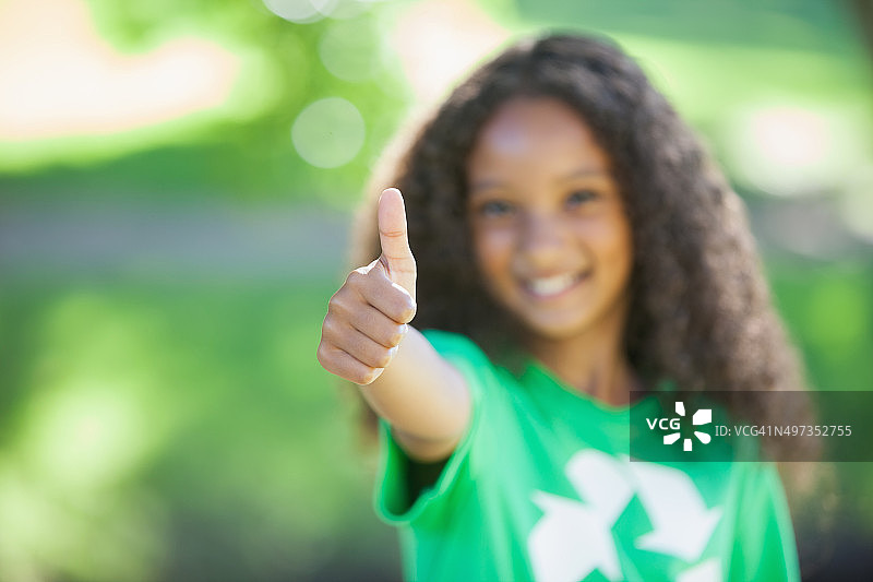 年轻环保人士对着镜头竖起大拇指图片素材