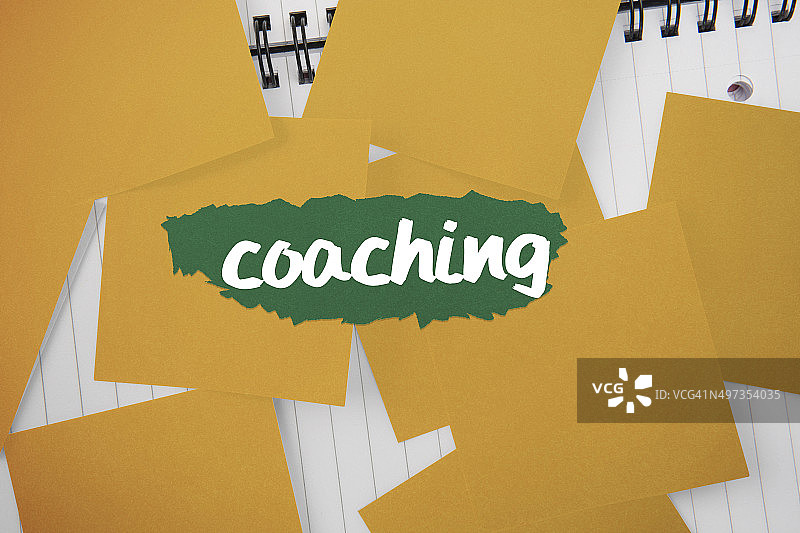 在散落在记事本上的黄色纸张上进行指导图片素材