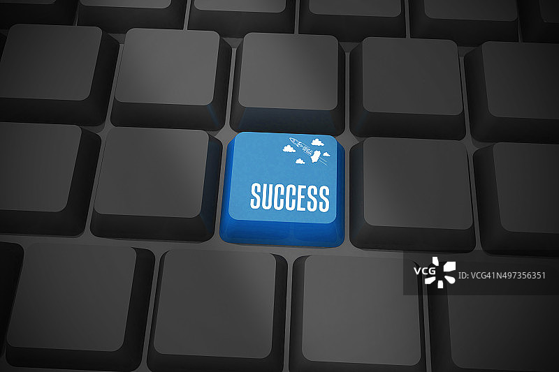 带有蓝色键的黑色键盘上的成功图片素材