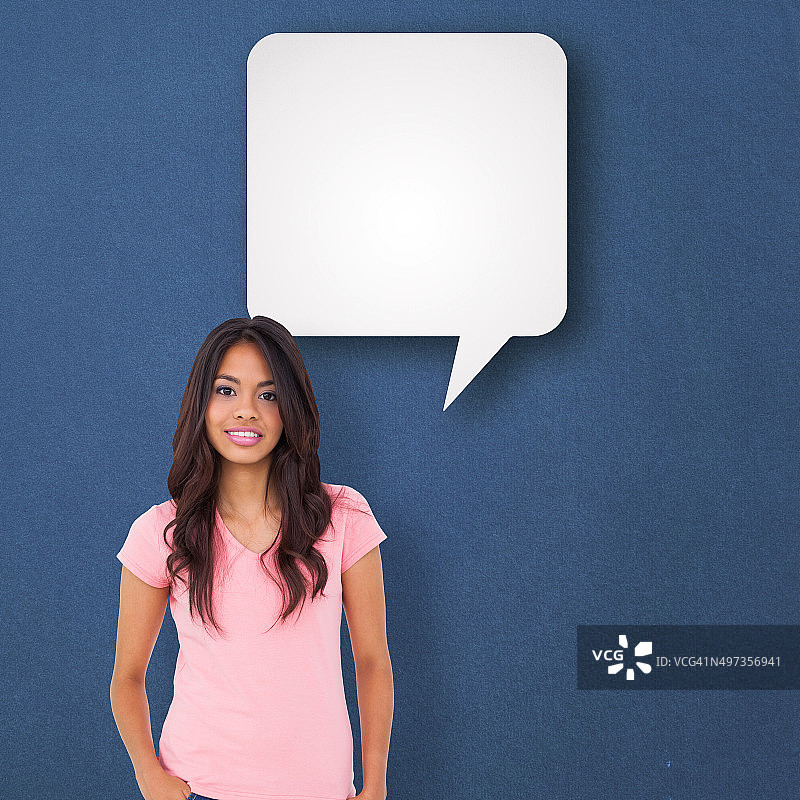 漂亮棕发女子步行的合成图像图片素材