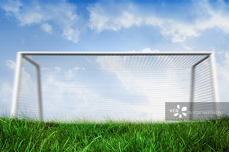 蓝天下草地上的球门柱图片素材