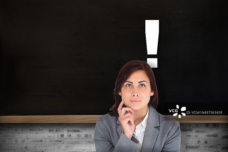 微笑的深思熟虑的女商人的合成图像图片素材