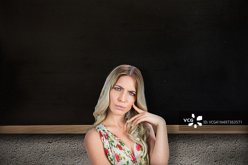 皱着眉头的漂亮金发女子穿着碎花裙的合成图像图片素材