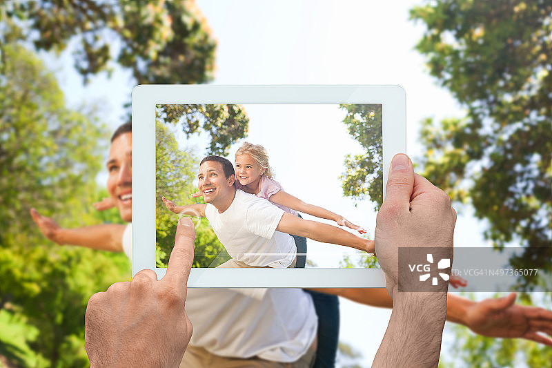 手持平板电脑的合成图图片素材