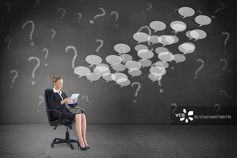 合成图像的女商人坐在转椅与平板电脑图片素材