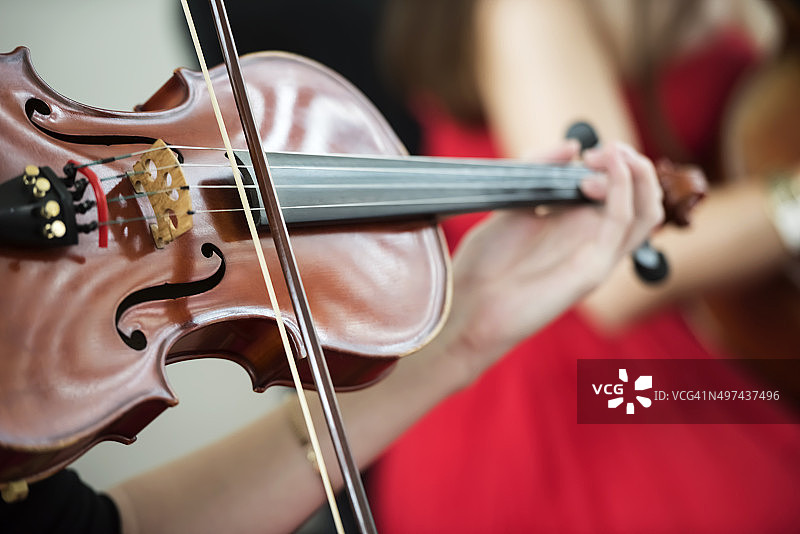 演奏小提琴图片素材