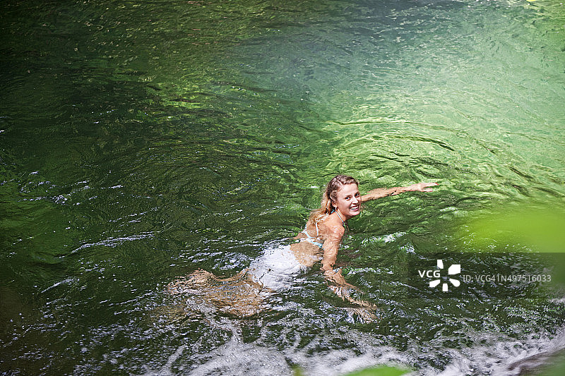 在湖里游泳图片素材