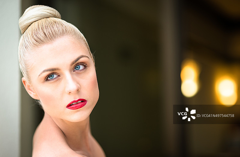 严肃的女人美丽肖像图片素材