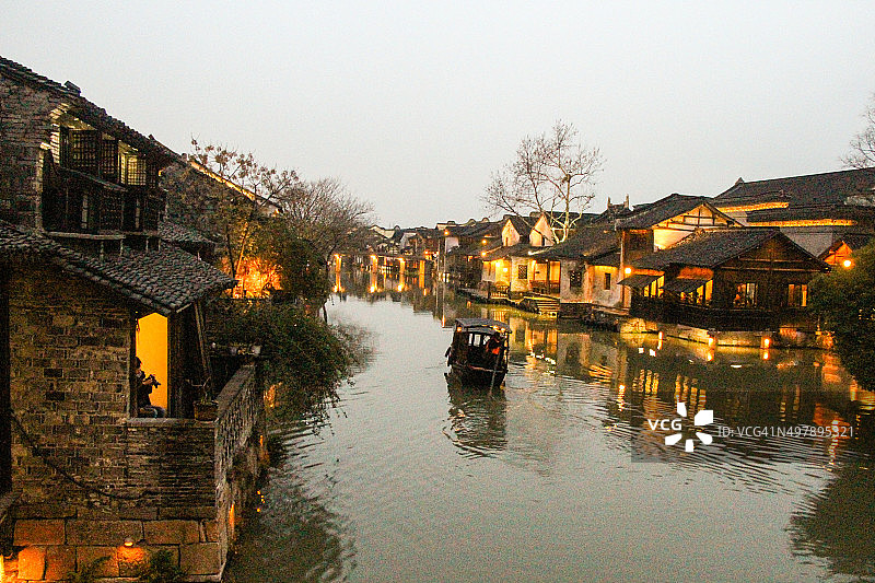 河边传统建筑夜景图片素材