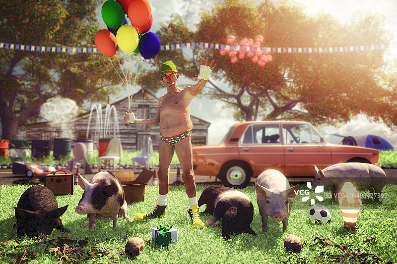 保护着奇异农舍的古怪滑稽老小丑图片素材