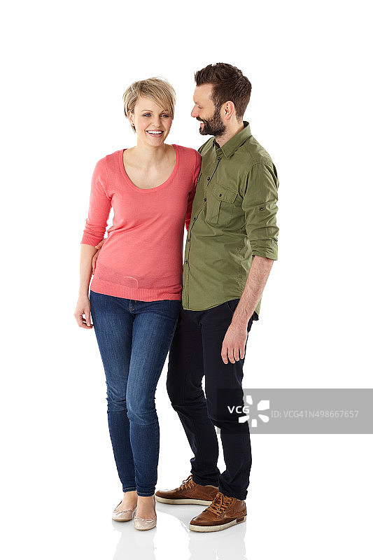 充满爱意的年轻白人夫妇的肖像图片素材