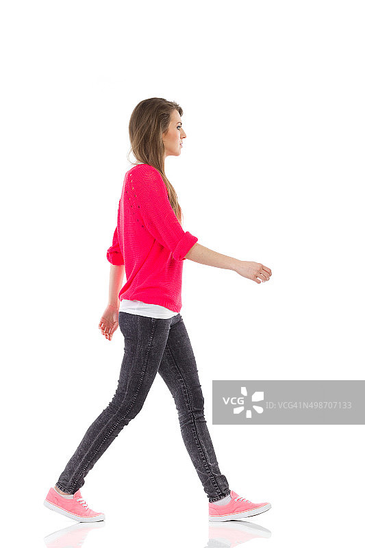 行走的年轻女人图片素材