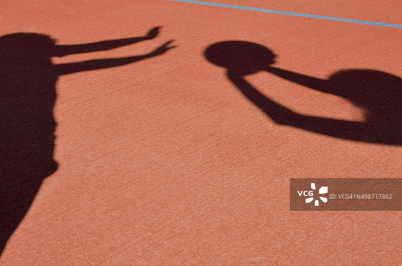 投球比赛中的运动员图片素材