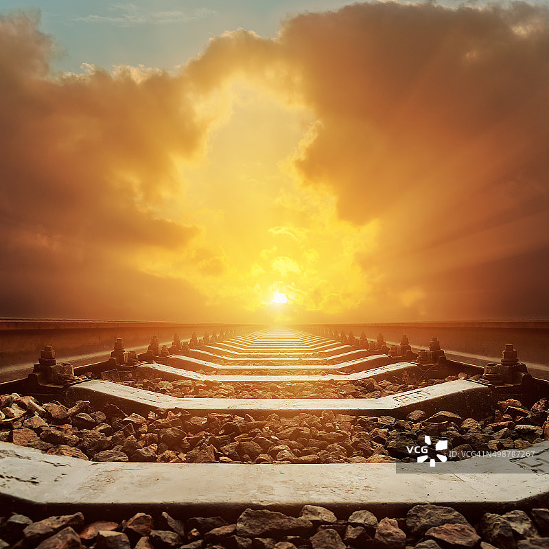 铁路之上的壮丽日落图片素材