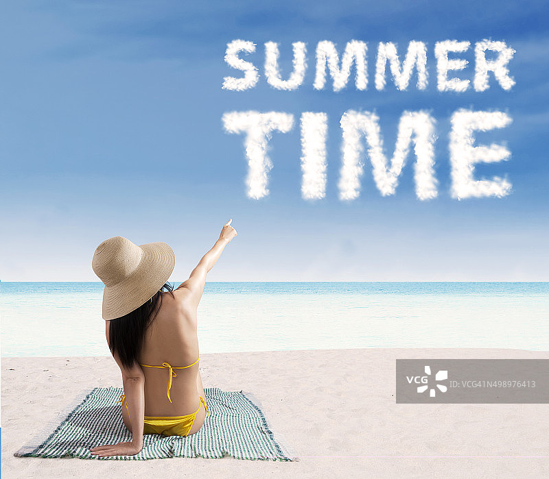 在夏日海滩边就坐的时尚女性图片素材