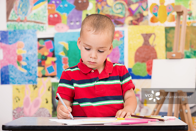 绘画的可爱小男孩图片素材