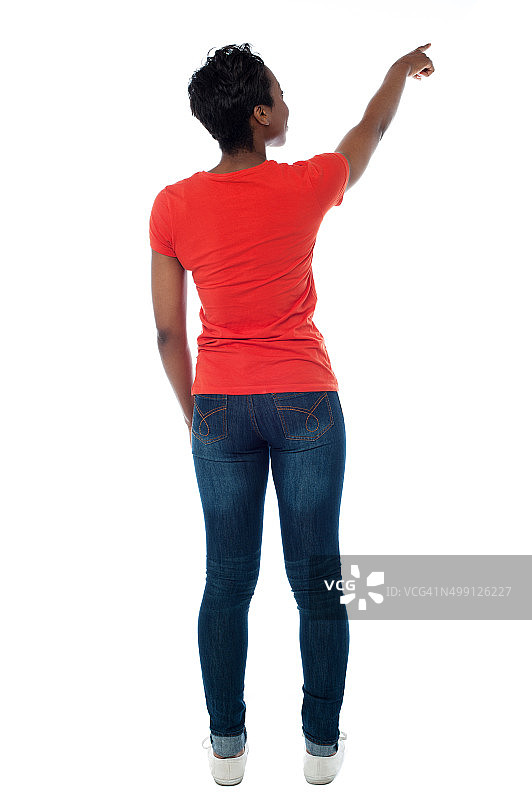 指着某物的休闲非洲裔女子图片素材