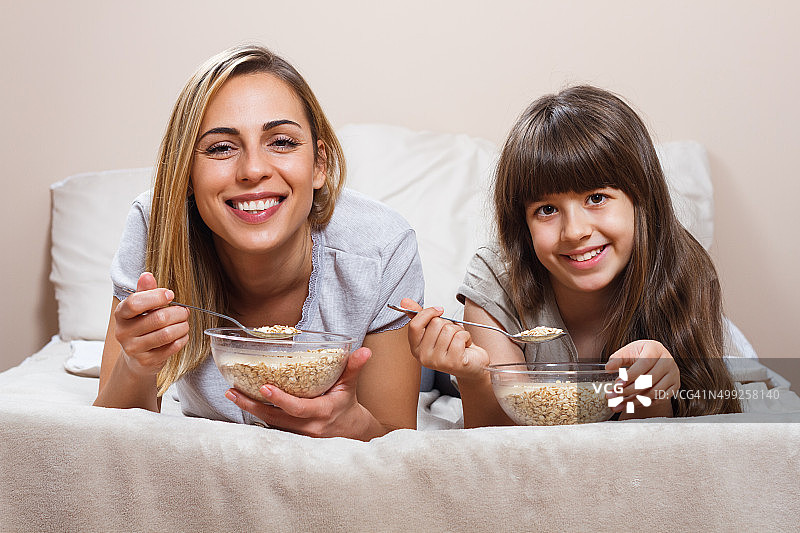 母女在床上享用健康早餐图片素材