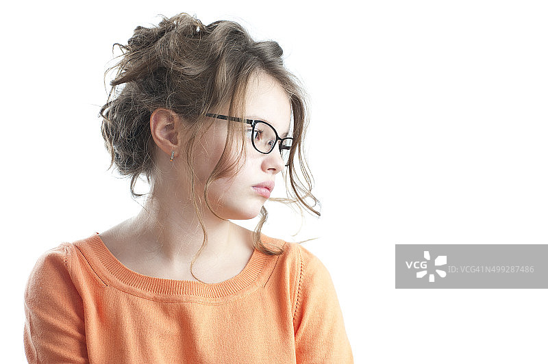 一位看向侧面的漂亮女孩的肖像图片素材