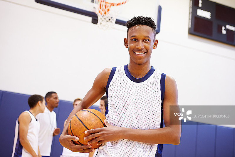 高中篮球队员肖像图片素材