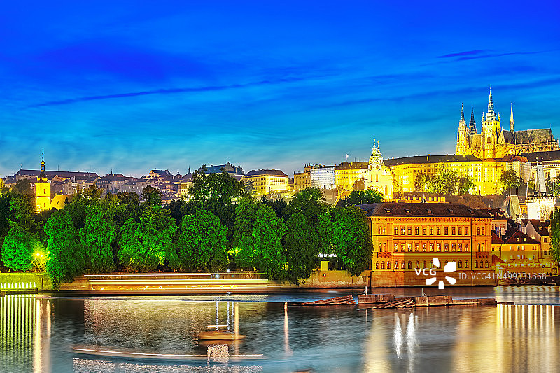 从伏尔塔瓦河看到的布拉格城堡景色图片素材