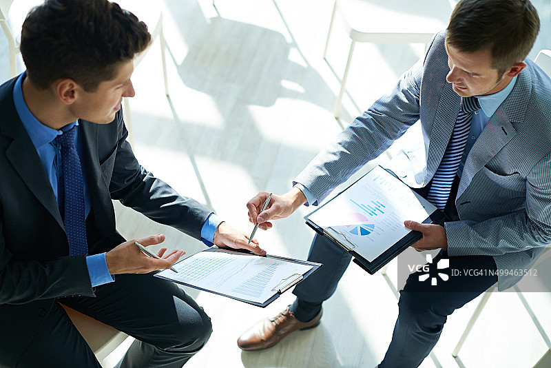 讨论财务业绩图片素材