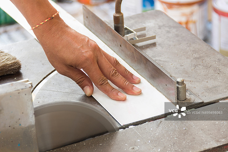 专业工人使用砂轮机切割金属图片素材