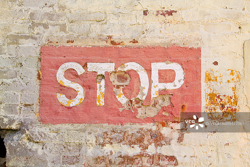墙上的停止标志图片素材