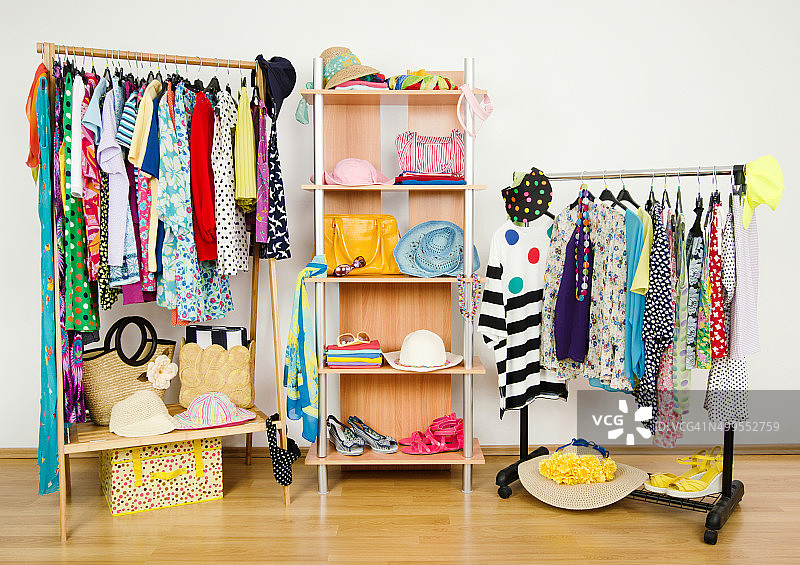 摆放整齐的夏季服装衣柜图片素材