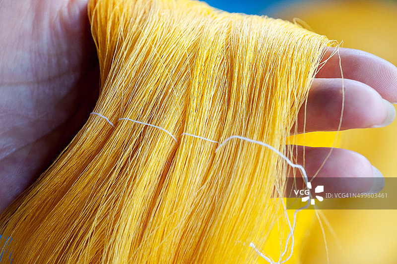 泰国传统丝绸纺织染色工艺流程图片素材