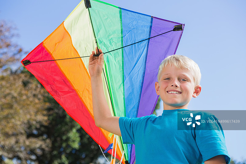 男孩玩风筝，玩得很开心图片素材