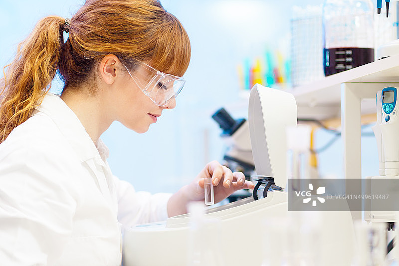 用移液管移液的年轻女科学家图片素材
