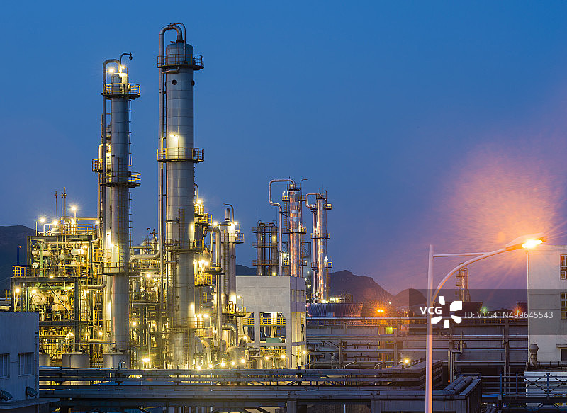 夜间炼油厂图片素材