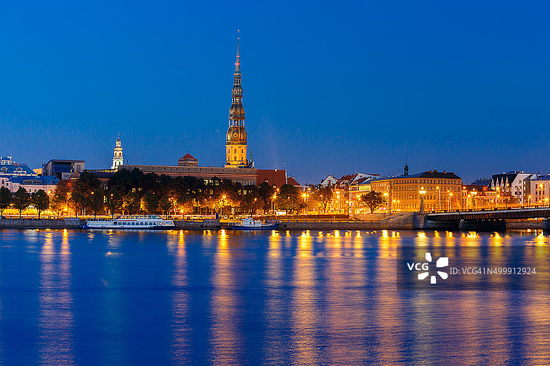 拉脱维亚里加老城和道加瓦河夜景图片素材